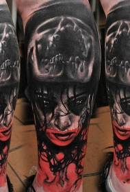 kojos siaubo stiliaus moteris su demono kaukolės tatuiruote