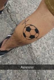 काले फुटबॉल टैटू चित्र पर ज्यामितीय तत्व टैटू पुरुष टांग