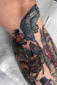 Konstigt målad fågel tatuering bild av benet
