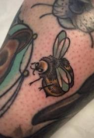 pequena haste de tatuagem de animal em imagens coloridas de tatuagem de abelha