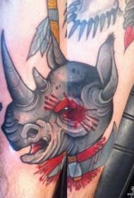 teleći nosorog glave krvavi uzorak tetovaže
