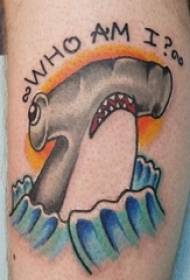 anak laki-laki Dicat gradien semprot pada shank dan gambar tato hiu martil hewan kecil
