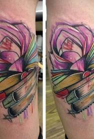Noga książka w stylu przypominającym akwarele z wzorem tatuażu z kwiatami