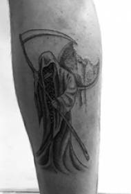 Ragazzi del modello del tatuaggio della falce della morte che vitellano sulle immagini nere del tatuaggio di morte