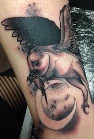 Noga smeđa ogromna sova koja predočuje uzorak tetovaže