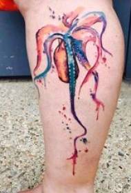 tato gurita betis gadis sederhana pada gambar tato berwarna gurita