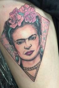 Portret de femei de culoare picioarelor cu imagini de tatuaje de flori