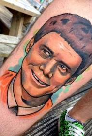 Noga novog šarenog muškog uzorka portreta tetovaža