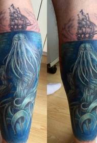 Brod u boji nogu s velikim slikama podvodnih tetovaža čudovišta