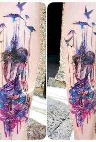 Piernas mujeres de color de agua dulce con patrón de tatuaje de pájaro