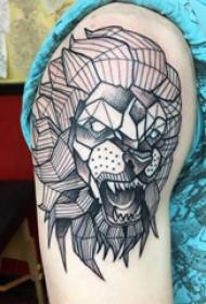 Il·lustració de tatuatge de braç braç geomètric masculí sobre tatuatge de lleó geomètric de color negre