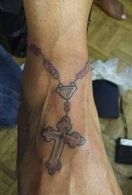 Modeli klasik i tatuazhit të kryqit në kyçin e këmbës