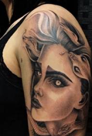 Rakstzīmju portreta tetovējums meitenes lielas rokas čūska un raksturs portreta tetovējuma attēls