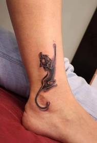 Katės tatuiruotės modelis su kulkšnimis lipant aukštyn