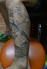 I tattoo elula ye-squid emnyama kunye emhlophe kwithole