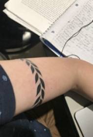 მცენარეთა tattoo tattoo გოგონას დიდი მკლავი შავი მცენარეთა სამკუთხედის tattoo სურათზე
