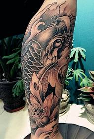 Tradicionāls kalmāra tetovējums tetovējums ar skaistu teļu