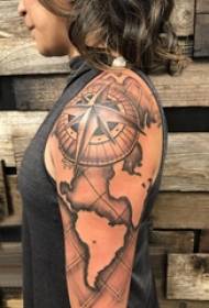 Grote arm tattoo illustratie meisje grote arm op kaart en kompas tattoo foto
