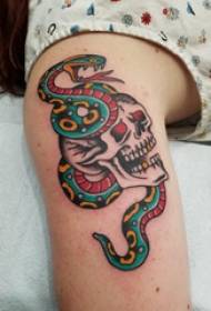 ヘビと頭蓋骨のタトゥーパターンの女の子の大きな腕のヘビと頭蓋骨のタトゥー画像