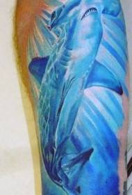 Estil realista de patró de tatuatge de tauró martell de fons blau de fons blau