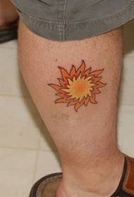 Prosty obraz tatuażu słońca w kolorze nóg