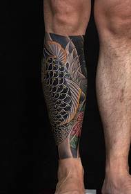 Шаблон татуювання кальмарів в японському стилі на теляті дуже домінуючий