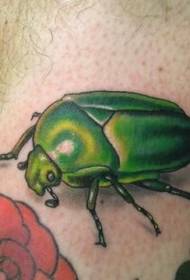 腿部的小绿虫纹身图案