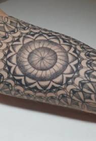 Brahma tattoo, txiv neej, brazilian tattoo ntawm caj npab dub