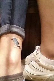 Tatuaje de pareja de pájaros escondido en la pantorrilla