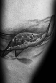 Črno-beli realistični vzorec tetovaže podvodnih lignjev