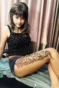 Meiteņu teļa klasiskās modes izskatīgas personības tetovējuma attēla attēls