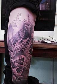 Stilīgs melnbalts kalmāra tetovējums, kas krīt uz teļa