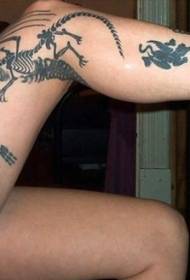 Πόδι μαύρο διαφορετικό τατουάζ πλάσμα πλάσμα