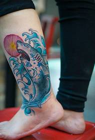 Liten kalv färg liten haj tatuering bild