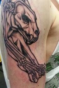 Картина татуировки кости Большая рука мальчика на креативной картине татуировки кости