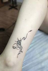 Simple personality curve pattern tattoo on girl calf
