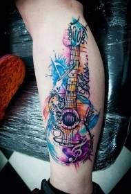 Blauzdos spalvos gitara su raidžių tatuiruotės raštu