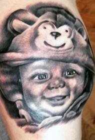 Modello di tatuaggio di ritratto di bambino sorridente carino realistico realistico di vitello