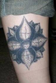 Musta lotus calf tattoo -kuvio