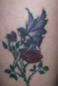 Црвена ружа ногу са узорком тетоваже елфа