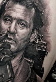 Realistyczny styl czarny realistyczny wzór słynnego aktora portret tatuaż