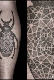 आदिवासी सजावटी टैटू पैटर्न के साथ बछड़ा काला बीटल