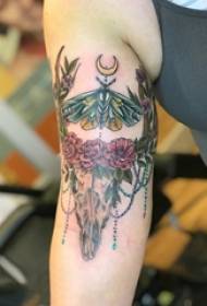 Cervo-tatuaje-ilustraĵo pri knabina granda brako sur cerv-kapo kaj tineo-tatuaje-bildo