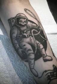 Pola tato astronot tengkorak hitam menusuk hitam