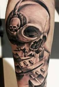 Cráneo blanco y negro de ternera con auriculares patrón de tatuaje de calavera demonio