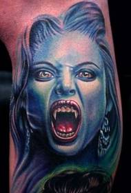 Çok gerçekçi renk kötü vampir kadın dövme deseni