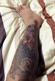 Poltsa txahal koloreko txipiroi tatuaje klasikoarekin