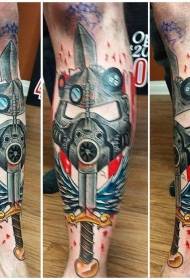 Casco de armadura mecánica de castaño e tatuaxe de espada