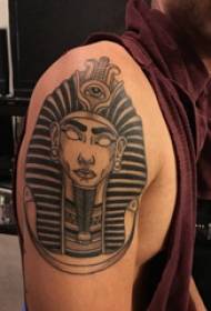 Tattoo do faraón rapaz con un brazo grande na tatuaxe do faraón exipcio negro