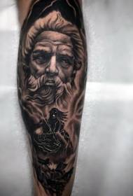Noha čiernej a bielej sochy s tetovaním monštrum